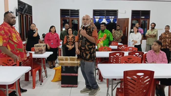 Wakil Ketua I DPR Papua Barat, Petrus Makbon, bersama Direktur dan Siswa SMTK Lahai Roi Andai dalam prosesi peresmian gedung baru di SMTK Lahai Roi Andai, Senin (23/2/2026)