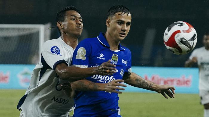 BERUDEL - Aksi Pemain Persita Tangerang, Muhammad Toha (kiri) berduel dengan bek sayap Persib Bandung, Eliano Reijnders (kanan) pada laga Persib Bandung vs Persita Tangerang, pekan ke-22 Super League di Stadion Gelora Bandung Lauta Api (GBLA), pada Minggu (22/2/2026) malam WIB.
