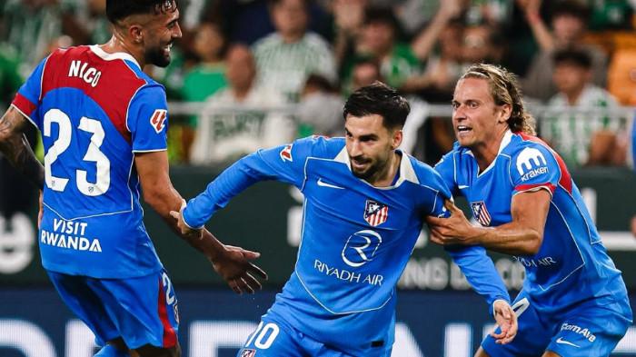 SELEBRASI ATLETICO MADRID - Pemain penyerang Atletico Madrid asal Spanyol, Alex Baena, melakukan selebrasi atas gol perdananya untuk klub yang dicetak dalam pertandingan kontra Real Betis pada lanjutan pekan ke-10 Liga Spanyol di Estadio de La Cartuja, Selasa (28/10/2025). (Instagram Atletico - 28/10/2025)