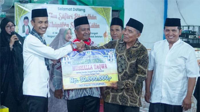 PENYERAHAN DANA HIBAH- Wakil Bupati Solok Selatan, Yulian Efi, menyerahkan dana hibah sebesar Rp30 juta untuk Musholla Taqwa di Jorong Bangko Tangah, Nagari Bomas, Kecamatan Sungai Pagu, Senin (24/2/2026) malam.