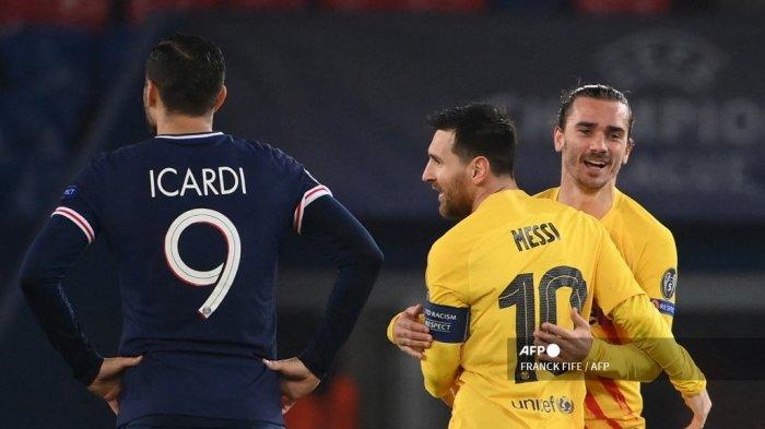 Penyerang Barcelona asal Argentina Lionel Messi (tengah) melakukan selebrasi setelah mencetak gol dengan gelandang Prancis Barcelona Antoine Griezmann (kanan) di samping penyerang Argentina Paris Saint-Germain Mauro Icardi selama pertandingan sepak bola leg kedua babak 16 besar Liga Champions UEFA antara Paris Saint-Germain ( PSG) dan FC Barcelona di stadion Parc des Princes di Paris, pada 10 Maret 2021.