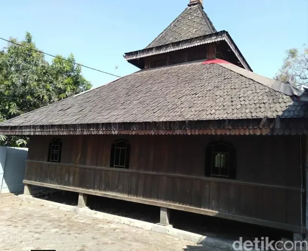 Masjid Kuno Bondan, yang juga dikenal sebagai Masjid Darussajidin atau Masjid Sapuangin Indramayu Masjid Kuno Bondan, yang juga dikenal sebagai Masjid Darussajidin atau Masjid Sapuangin Indramayu.