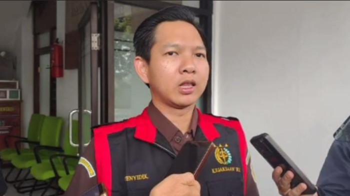 KASIPIDSUS - Kepala Seksi Pidana Khusus Kejari Sumedang, Fawzal Mahfudz Ramadhani saat diwawancara sejumlah wartawan di Kantor Bakesbangpol Sumedang, Selasa (24/2/2026) sore.