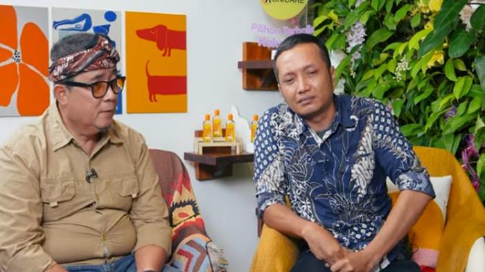 AYAH KORBAN - (KANAN) Anwar Sabiti (38), ayah NS (12) terpukul atas kepergian putranya diduga dianiaya oleh ibu tiri. Ia menyesal  bercerai dan membawa NS ke istri baru