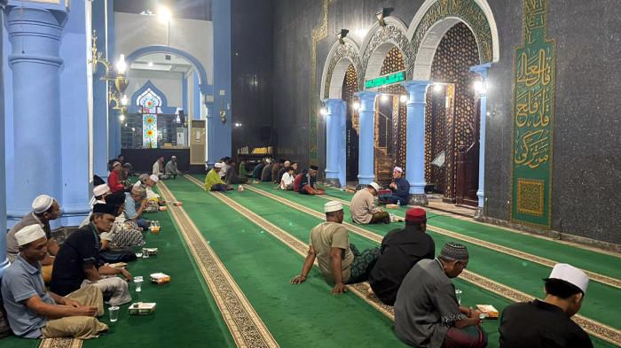 RAMADAN 2026 - Suasana jemaah mengikuti pengajian menjelang waktu berbuka puasa di Masjid Agung Tuban, Kabupaten Tuban, Jawa Timur, selama Ramadan 1447 Hijriah/2026 Masehi, Selasa (24/2/2026). Selain pengajian, takmir masjid juga menyediakan ratusan porsi takjil untuk berbuka puasa bersama setiap hari.