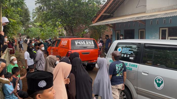 EVAKUASI - Suasana sore di Dusun Ciwahangan, RT 01/09, Desa Baregbeg, Kecamatan Baregbeg, Kabupaten Ciamis mendadak ramai setelah ditemukannya korban meningga dunia bernama Unang (65) yang tinggal seorang diri, Selasa (24/2/2026) sore.