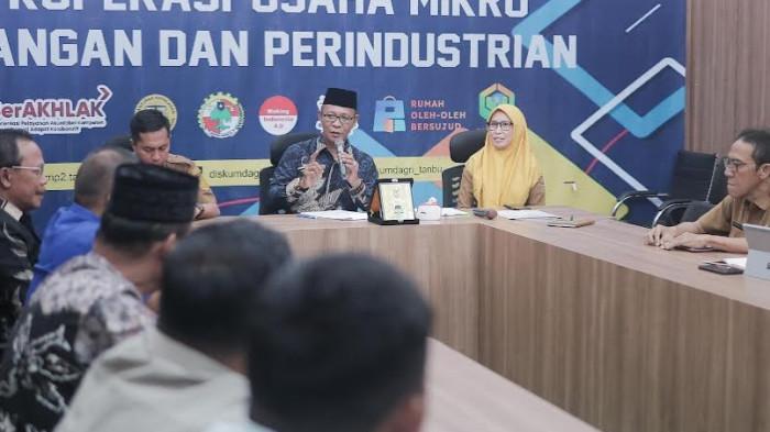 Ketua Komisi II DPRD Kalsel Muhammad Yani Helmi memimpin pertemuan usai melakukan pemantauan sektor pangan dan perdagangan di Kabupaten Tanah Bumbu, Senin (23/2/2026). 