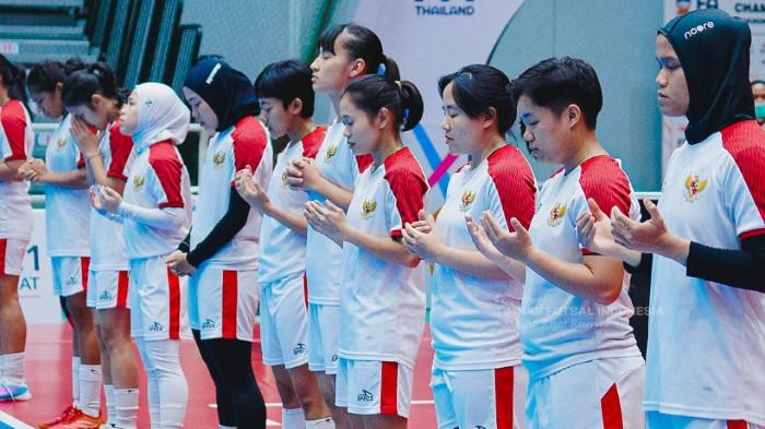 BERDOA - Para pemain Timnas Futsal Putri Indonesia berdoa sebelum sesi latihan dimulai menjelang pertandingan pertama di Piala AFF Futsal 2026 Putri menghadapi Thailand di Nakhon Ratchasima, Selasa (24/2) malam WIB.