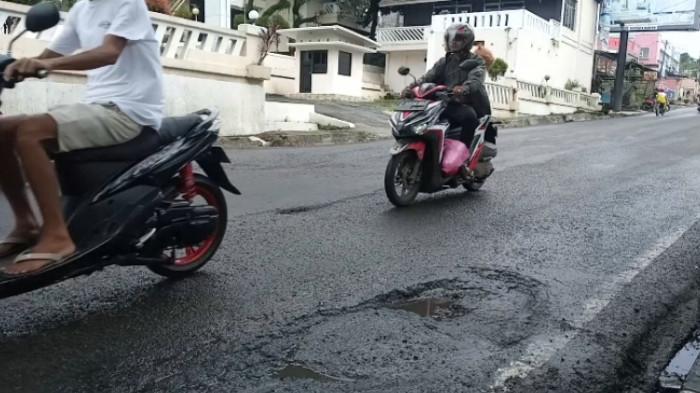 JALAN RUSAK - Penampakan jalan rusak berlubang di Jalan Raya Labuan No 7 Gardu Tanjak, Kabupaten Pandeglang, Banten, yang menewaskan satu orang penumpang anak berisinial KR pelajar kelas 5 SD beberapa hari lalau, Senin (23/2/2026).