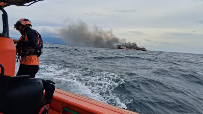 KEBAKARAN - Sebuah kapal nelayan KM Marina 7 dilaporkan mengalami kebakaran di Perairan Pulau Ular, Kecamatan Ciwandan, Kota Cilegon, Banten, pada Kamis (19/2/2026).