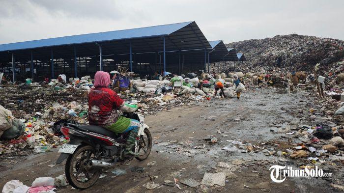 PUTRI CEMPO - Lokasi TPA Putri Cempo Solo, belum lama ini. Pengolahan Sampah menjadi Energi Listrik (PSEL) saat ini masih gagal memenuhi target. Akibatnya, sampah semakin menumpuk sehingga membuat Tempat Pembuangan Akhir (TPA) overload.