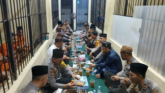 BUKA PUASA BERSAMA -- Kapolres Bangka Selatan, AKBP Agus Arif Wijayanto ketika berbuka puasa bersama tahanan di Polres setempat, Selasa (24/2/2026). Buka puasa bersama dilakukan sebagai pembinaan mental dan spiritual tahanan.