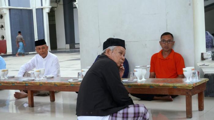 BUKA PUASA -- Suasana menantikan buka puasa di Masjid Agung Baiturrahman Limboto, Sabtu (21/2/2026) sore. (TribunGorontalo.com/Fajri A Kidjab)
