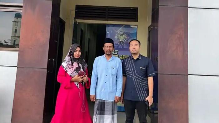 TERSANGKA - Kuasa hukum tukang ojek pangkalan, Al Amin Maksum, bersama Al Amin Maksum, mendatangi Polres Pandeglang, Banten, Minggu (22/2/2026). Al Amin jadi tersangka usai penumpangnya tewas kecelakaan di jalan berlubang.