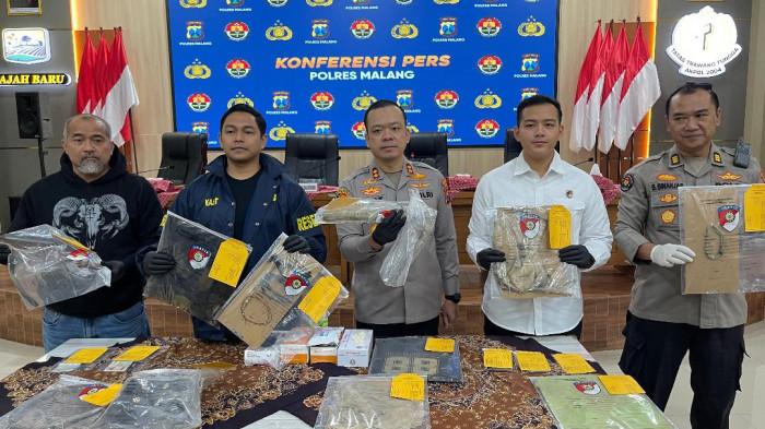 PEMBUNUHAN - Polres Malang menggelar rilis kasus pembunuhan siswi Nganjuk yang mayatnya ditemukan di Jabung, Kabupaten Malang, Selasa (24/2/2025). Pelaku ditangkap di Kota Malang.