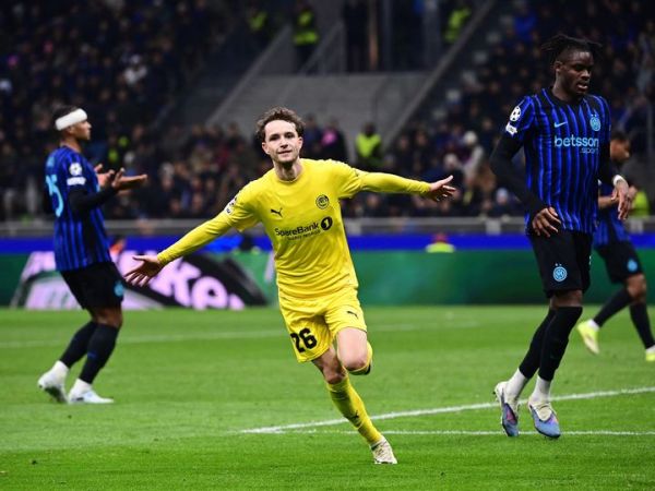 Pemain Bodo/Glimt, Hakon Evjen, melakukan selebrasi usai mencetak gol kedua ke gawang Inter Milan pada leg kedua play-off Liga Champions 2025-2026.