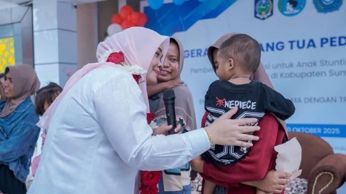 LAYANAN KESEHATAN - Wakil Gubernur Nusa Tenggara Barat (NTB) Hj. Indah Dhamayanti Putri saat memimpin kegiatan Gerakan Orang Tua Peduli Stunting di Puskesmas Taliwang (30/10/2025).