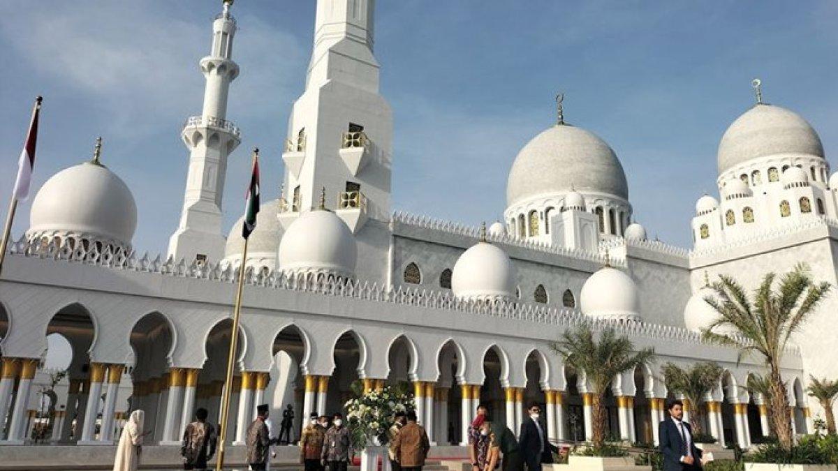 Masjid megah ini menjadi salah satu pusat pembagian takjil terbesar di Solo. Setiap hari, sekitar 14.000 porsi disediakan untuk masyarakat.