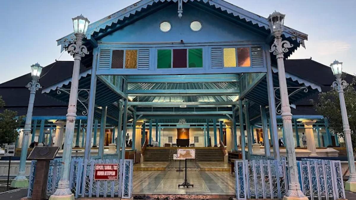 Masjid bersejarah ini juga menjadi salah satu tujuan utama masyarakat untuk berbuka puasa.