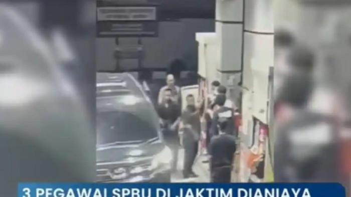PENGANIAYAAN - Seorang pria menganiaya tiga karyawan SPBU hingga babak belur di Kelurahan Cipinang, Kecamatan Pulogadung, Jakarta Timur, Minggu, (22/2/2026), sekitar pukul 22.24 WIB. Polisi mengungkap identitas pelaku penganiayaan terhadap tiga pegawai SPBU di kawasan Cipinang, Jakarta Timur yang videonya viral di media sosial. Setelah diburu dan diamankan pelaku yang berinisial JMH dipastikan bukan anggota kepolisian, melainkan warga sipil berprofesi wiraswasta.