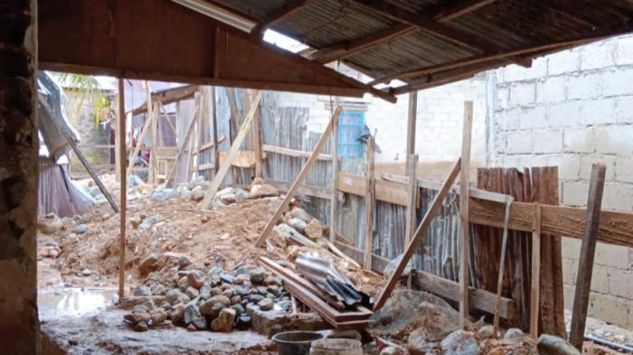 BANJIR PASAR LALANG- Penampakan rumah warga yang diberi pagar seng usai diterjang berulang di kawasan Pasar Lalang, Kecamatan Kuranji, Kota Padang, Sumatera Barat, Selasa (10/2/2026).