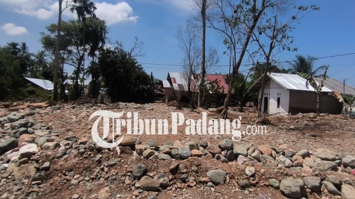 PASCABENCANA BANJIR- Penampakan tanggul sementara yang dibangun masyarakat Pasar Lalang, Kecamatan Kuranji, Kota Padang, Senin (4/2/2026). Warga sebut tanggul belum juga dibangun, dan warga masih cemas.