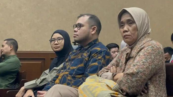 TERSANGKA KORUPSI - Ibrahim Arief alias Ibam (tengah) terdakwa kasus dugaan korupsi pengadaan chromebook di Kemendikbudristek era Menteri Nadiem Makarim jelang sidang perdana di Pengadilan Tipikor Jakarta, Selasa (16/12/2025). Ibrahim diketahui menerima gaji Rp163 juta perbulan.