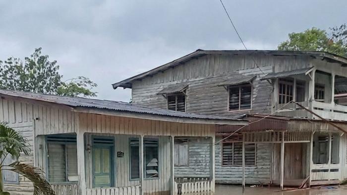 air sungai yang merendam jalan dan pemukiman warga di Desa Paking