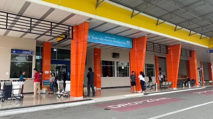 JADWAL PESAWAT PERINTIS - Aktivitas penumpang di Bandar Udara Nunukan sebelum keberangkatan pesawat perintis tujuan Long Bawan dan Binuang, Kalimantan Utara,saat diabadikan Senin (23/2/2026). Berikut ini jadwal penerbangan pesawat perintis untuk rute Nunukan -  Long Bawan, Long Bawan - Nunukan serta Nunukan - Binuang dan Binuang - Nunukan. (TribunKaltara.com/Fatimah Majid)