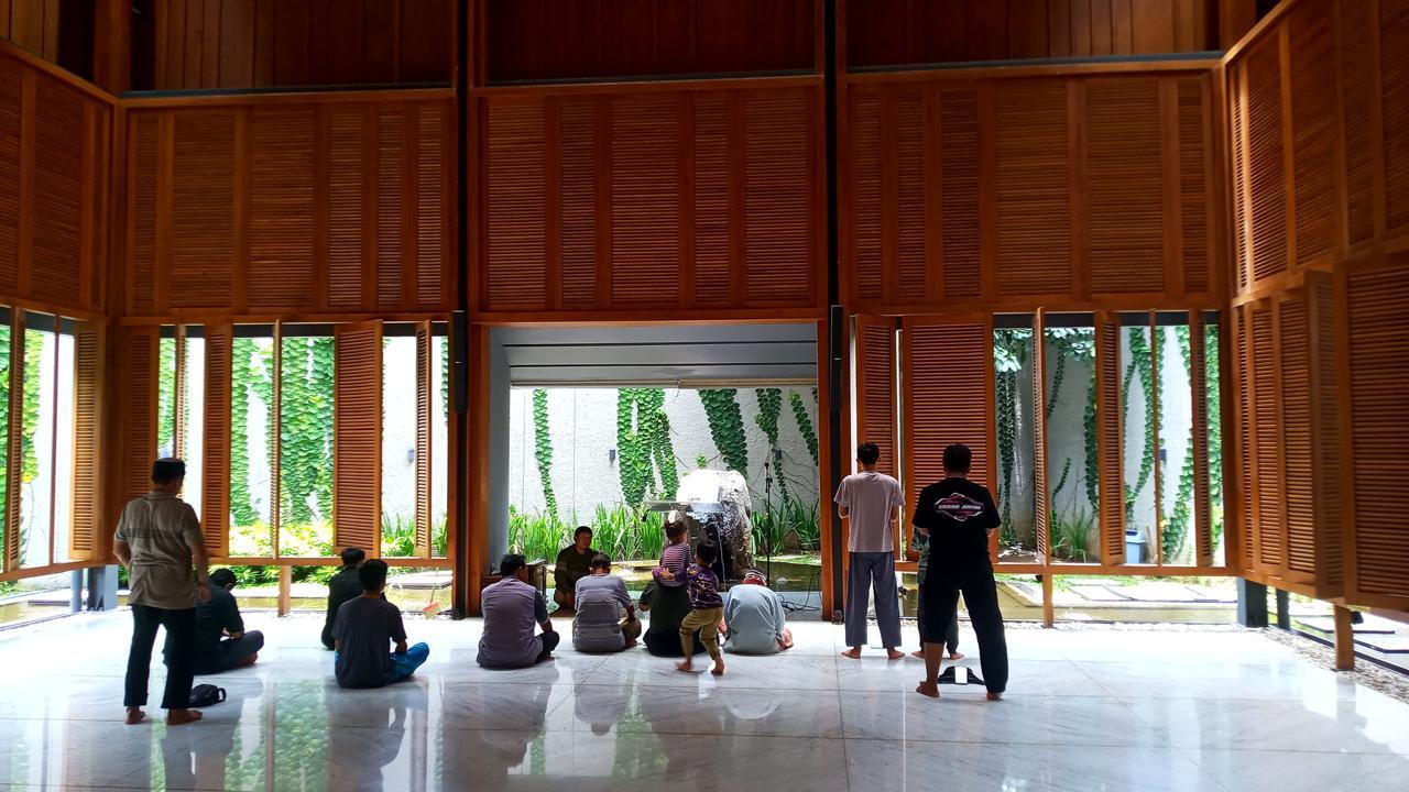 Jamaah Masjid Saminah Sihyadi tengah bersiap shalat.