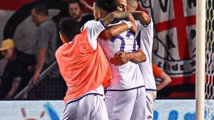 Menang Agregat Lawan Twente, Fiorentina Lolos ke Fase Grup Conference League 2022-2023 - pemain Fiorentina selebrasi kemenangan.