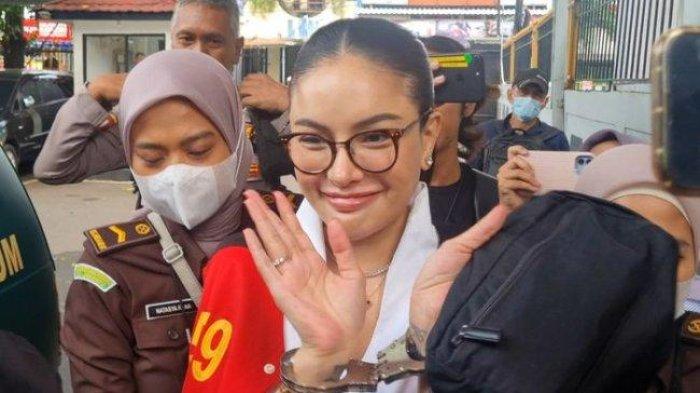 NIKITA MIRZANI SIDANG - Nikita Mirzani usai menjalani sidang perdana kasus dugaan pemerasan dan pengancaman terhadap Reza Gladys, Selasa (24/6/2025). (Tribunnews.com/Fauzi Alamsyah).