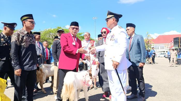 PROGRAM G210 - Bupati Gorontalo Utara Thariq Modanggu menerima secara simbolis dua ekor kambing dari perwakilan perusahaan swasta di halaman Kantor Bupati Gorontalo Utara, pada Minggu (17/8/2025).
