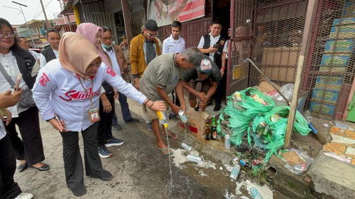 Tim Pemkab Polman musnahkan komix dan miras yang disita di Toko Kelontong