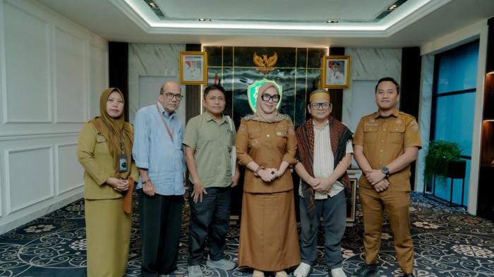 PEREMPUAN PERTAMA - Bupati Barru Andi Ina Kartika Sari menerima tamu di ruang kerjanya, lantai 5 Kantor Bupati Barru, Jalan Poros Makassar-Parepare, Kecamatan Barru, Kabupaten Barru, Sulawesi Selatan, sekitar 100 kilometer dari Makassar, Selasa siang, 24 Februari 2026. Andi Ina Kartika Sari adalah perempuan pertama jadi Bupati Barru.