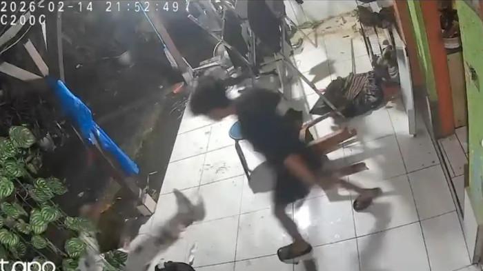 PRIA TENDANG PACAR - Sebuah video memperlihatkan aksi kekerasan seorang pria menendang pacarnya di Bandung, viral di media sosial.