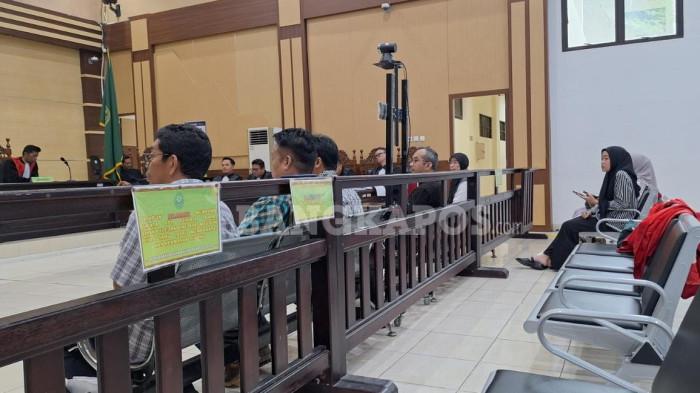 SIDANG -- Kelima terdakwa ketika menjalani pemeriksaan di ruang sidang Garuda Pengadilan Negeri Pangkalpinang, Rabu (25/2/2026)