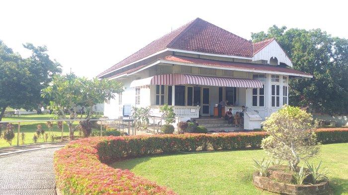 Rumah Pengasingan Bung Karno di Bengkulu. Awalnya, rumah ini merupakan milik pedagang Tionghoa, Lion Bwe Seng dan kemudian disewa pemerintah Hindia Belanda untuk ditempati Bung Karno