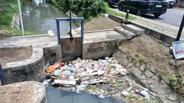 POLEMIK SAMPAH -- Potret tumpukan sampah di dalam selokan Jl Madura, Kecamatan Kota Tengah, Kota Gorontalo, Rabu (25/2/2026).
