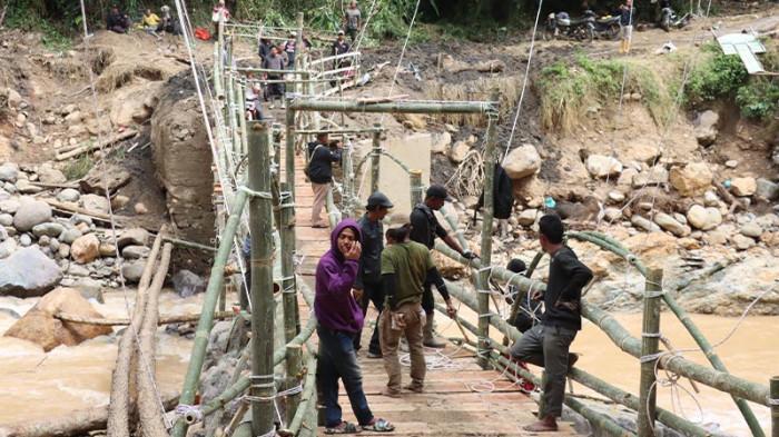 warga di Kecamatan Mesidah bahu-membahu membuat jembatan darurat