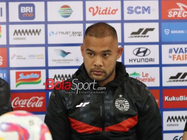 Penjaga gawang Persija Jakarta, Andritany Ardhiyasa, sedang memberikan keterangan kepada awak media di Stadion Patriot Candrabhaga, Bekasi, Jawa Barat, Sabtu (15/2/2025).