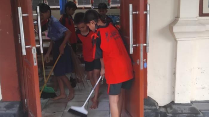 Pelaksanaan bersih-bersih oleh siswa pasca banjir yang merendam SDN 18 Sesetan Denpasar