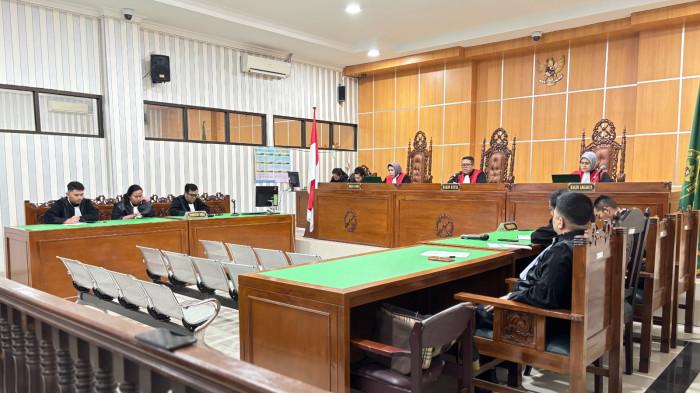 VONIS -  Sidang putusan ini digelar di Ruang Letjen TNI Ali Said, Rabu (25/2/2026) siang. Sidang putusan 10 terdakwa kasus pembunuhan Dedy Indrajid Putra yang terjadi di Tempat Hiburan Malam (THM) Crown, Jalan Imam Bonjol. (TRIBUNKALTIM.CO/GROGERIUS AGUNG SALMON)