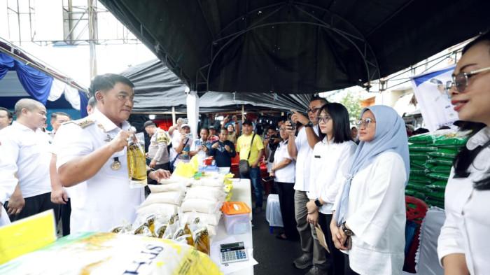CEGAH - Gubernur Sulawesi Utara, Yulius Selvanus Komaling (YSK), turun langsung memimpin kegiatan tersebut guna memastikan harga kebutuhan pokok tetap stabil dan terjangkau bagi masyarakat.