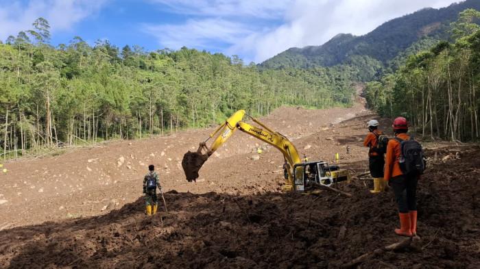 LONGSOR CISARUA - Pencarian korban longsor di Desa Pasirlangu, Kecamatan Cisarua, Kabupaten Bandung Barat, Sabtu (7/2/2026). Tim berhasil menemukan lagi satu jenazah di sektor A3 pada hari ke-15 atau Sabtu 7 Februari 2026 pukul11.15 WIB.