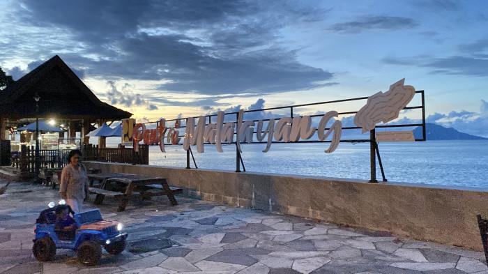 TEMPAT WISATA - Potret Tempat Wisata Malalayang Beach Walk (MBW) Kota Manado, Sulawesi Utara, Rabu (25/2/2026). Sejumlah fasilitas kembali menjadi sorotan pengunjung dan berharap adanya perbaikan dari pemerintah.