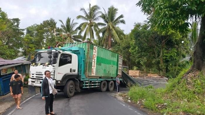 TRUK TRONTON - Truk tronton muatan material konstruksi berbagai jenis berbahan Holo gagal nanjak di Jalan Minahasa-Minut, Rabu, 25 Desember 2026. Tepatnya lokasi kejadian di Desa Tanggari, Kecamatan Airmadidi Minut.