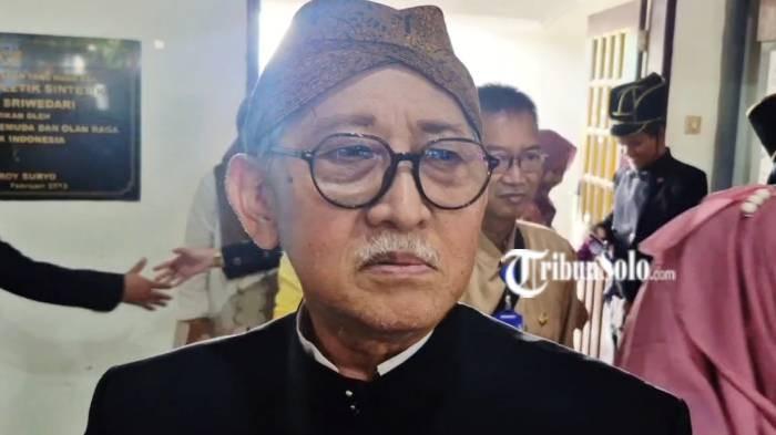 BICARA KTP. Pelaksana Keraton Solo KGPHPA Tedjowulan ditemui, Selasa (17/2/2026). Dia menyatakan soal nama di KTP Purboyo yang berubah tak berarti dia menjadi raja.