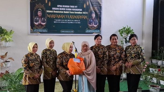 Kejati NTT Salurkan Bantuan Sembako 2