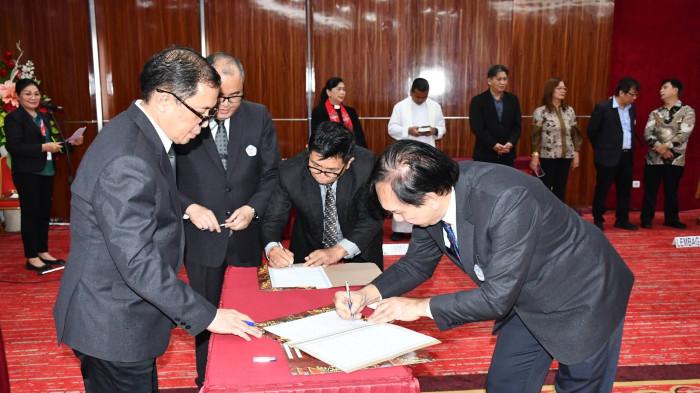 LANTIK - Rektor Unsrat, Oktovian Berty A. Sompie, melantik empat dekan definitif untuk masa jabatan 2026–2030. Pelantikan tersebur digelar di Aula Lantai 4 Gedung Rektorat Unsrat, Rabu (25/2/2026) siang.